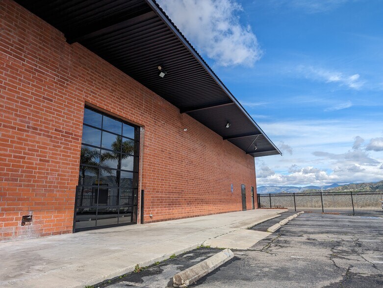 More Photos Of 4100 Vanowen Pl, Burbank Warehouse For Lease