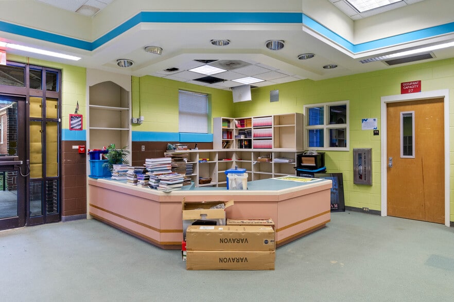 More Photos Of 5710 Wesconnett Blvd, Jacksonville Schools For Lease
