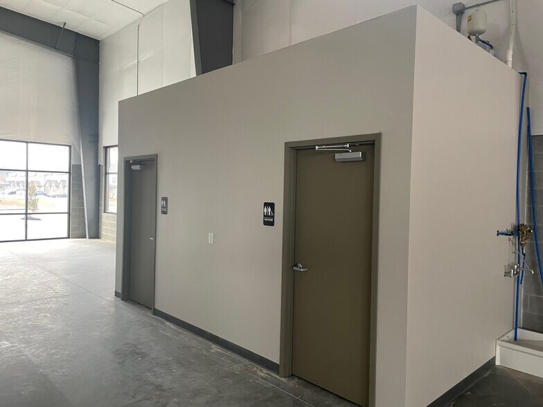 More Photos Of 255 Needmore Rd, Clarksville Warehouse For Lease
