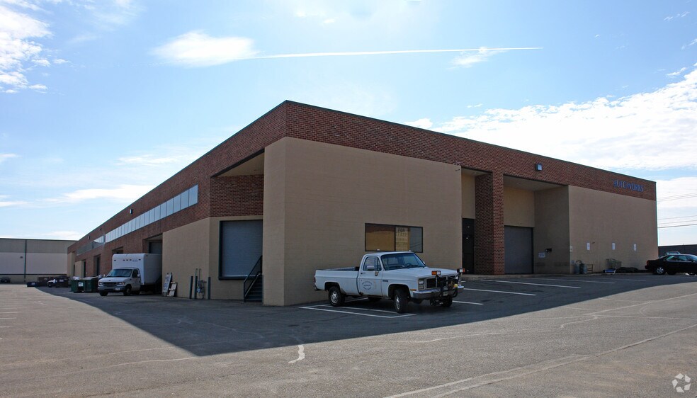 More Photos Of 45000 Underwood Ln, Sterling Warehouse For Lease