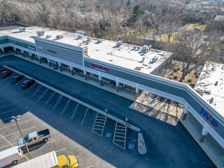 More Photos Of 204-324 E Geneva Rd, Wheaton Unknown For Lease