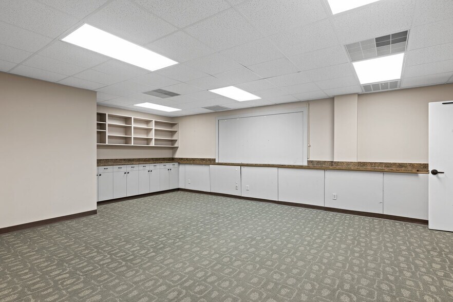 More Photos Of 1401 Applewood Dr, Dalton Medical For Lease