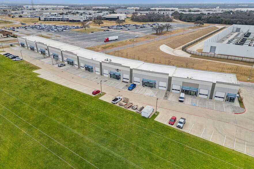 More Photos Of 550 W Round Grove Rd, Lewisville Showroom For Lease
