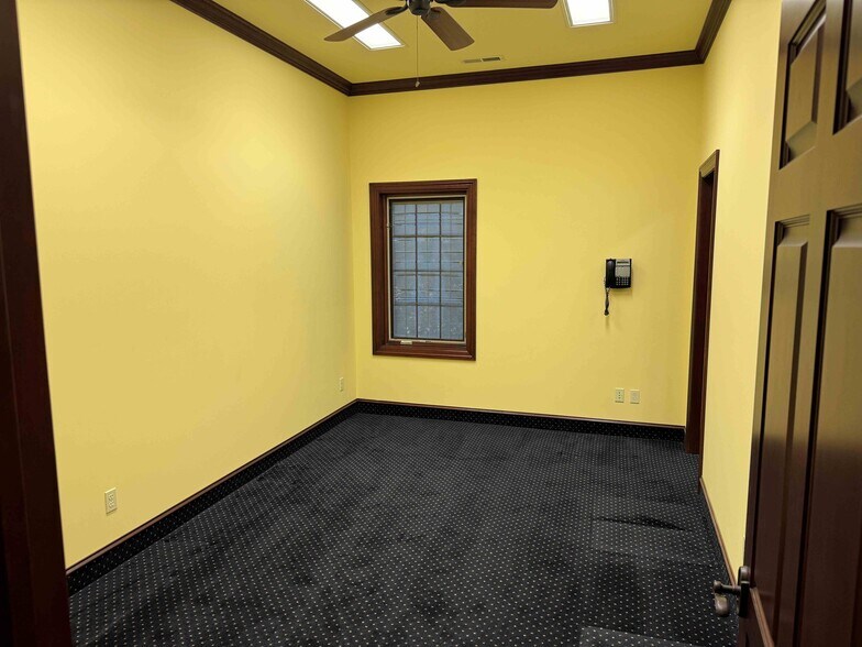 More Photos Of 4125 Glass Rd NE, Cedar Rapids Office For Sale