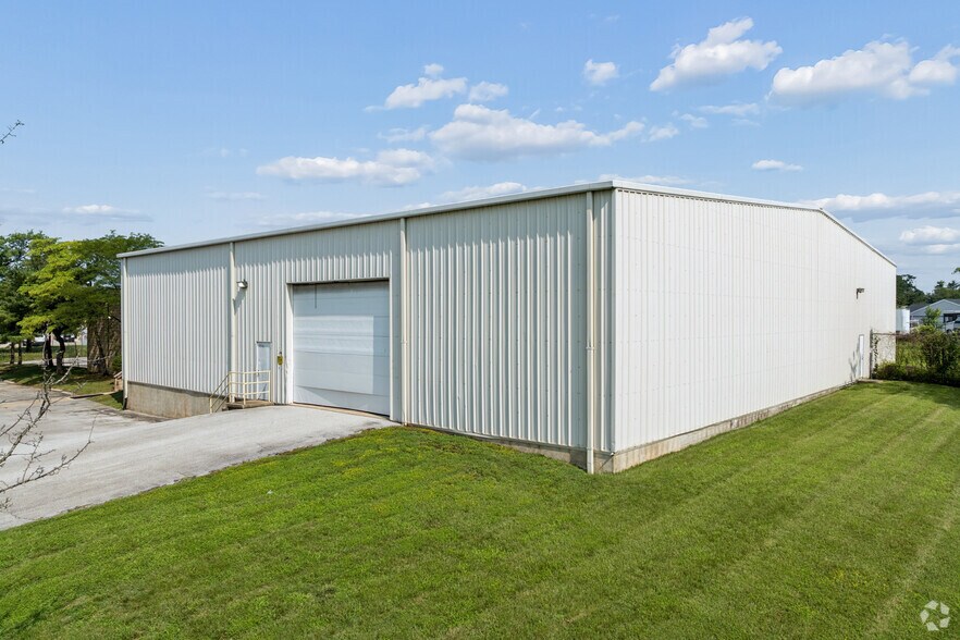 More Photos Of 3 McCullough Dr, New Castle Warehouse For Lease