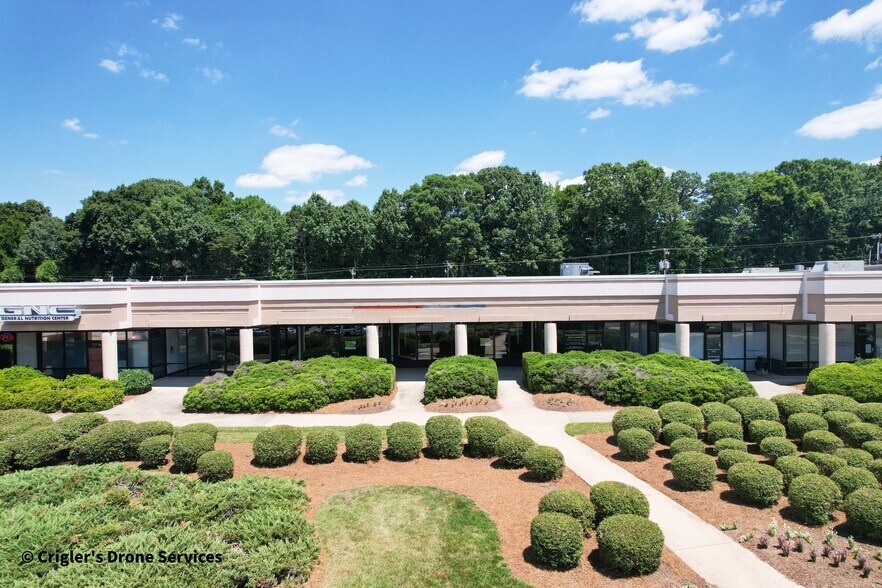 More Photos Of 3716-3728 Battleground Ave, Greensboro Unknown For Lease