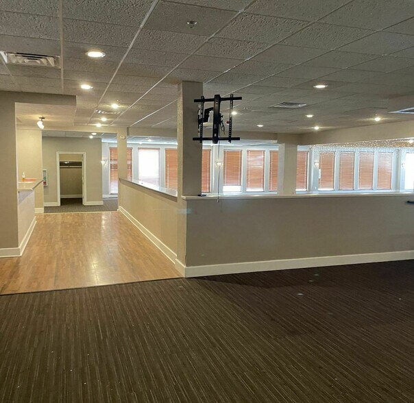 More Photos Of 111 Woodward Ct, South Bend Storefront For Sale