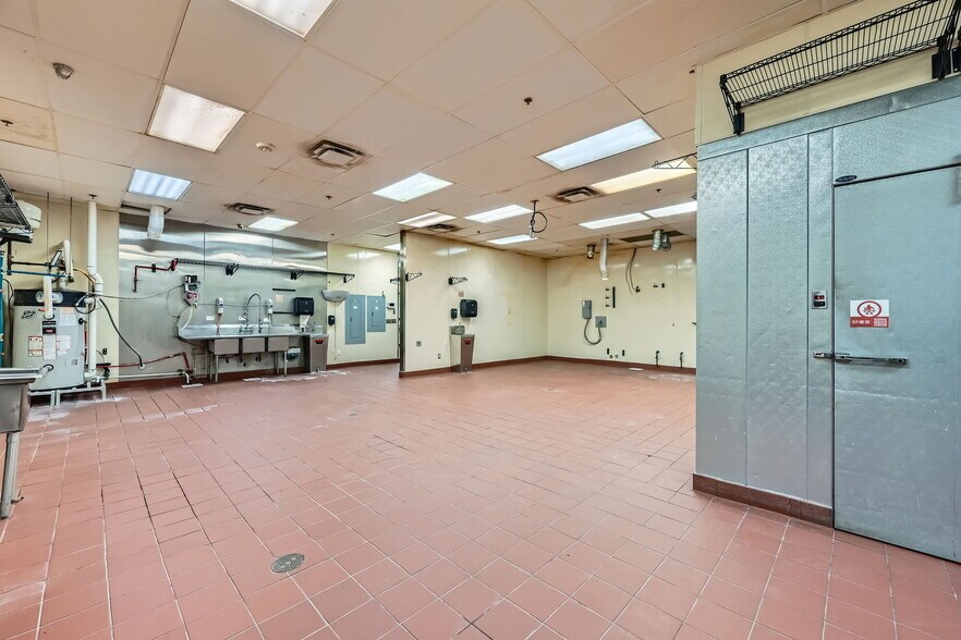 More Photos Of 9846 Zenith Meridian Dr, Englewood Restaurant For Lease