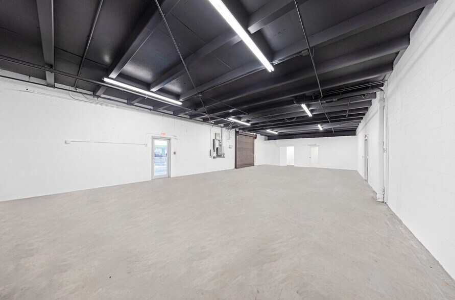 More Photos Of 7550 W 2nd Ct, Hialeah Warehouse For Lease