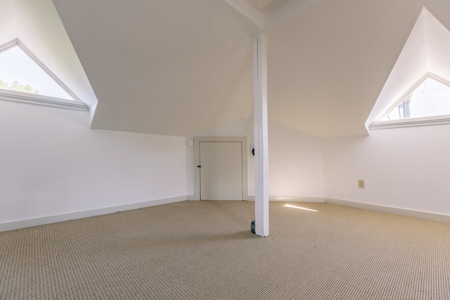 More Photos Of 300 Madison Pl, Lexington Apartments For Sale