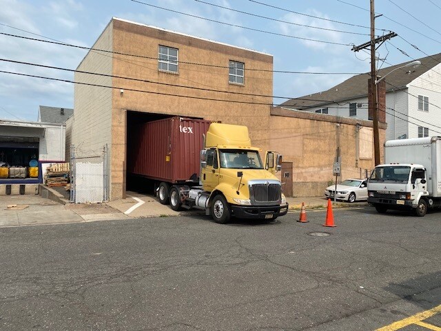 More Photos Of 17 Madison Ave, Paterson Distribution For Lease
