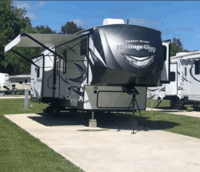 More Photos Of 1512 Main st, Anahuac Trailer Camper Park For Sale