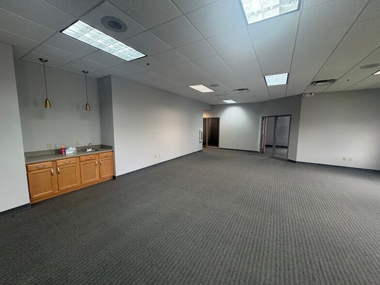 More Photos Of 422-434 Alexandersville Rd, Miamisburg Warehouse For Lease