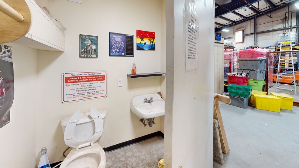 More Photos Of 198 Londonderry Tpke, Hooksett Light Distribution For Lease