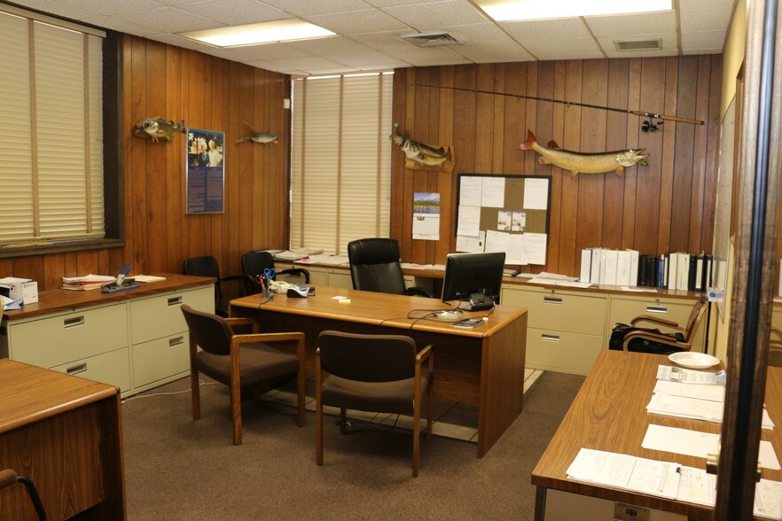 More Photos Of 28530 Reynolds St, Inkster Manufacturing For Lease