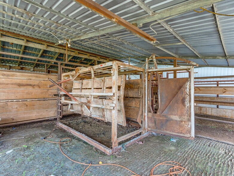 More Photos Of 1853 S Broadway St, Coalgate Flex For Sale
