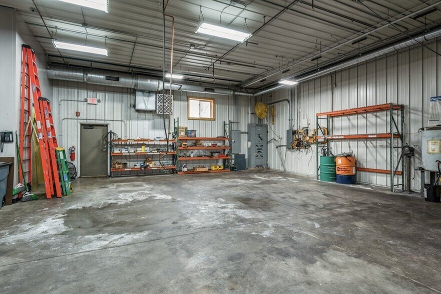 More Photos Of 114 Thomas Cir, Monticello Warehouse For Lease