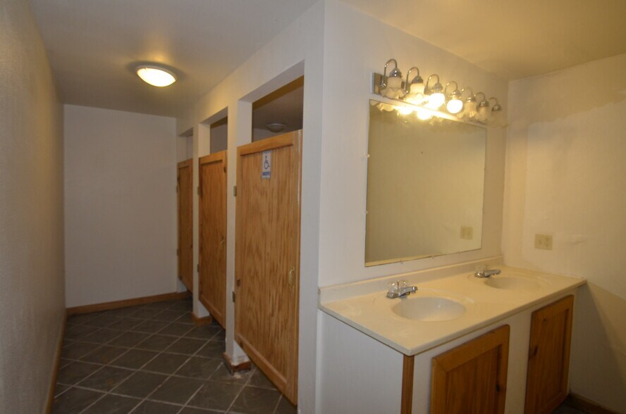 More Photos Of 31633 US-377 Hwy, Gordonville Light Distribution For Sale