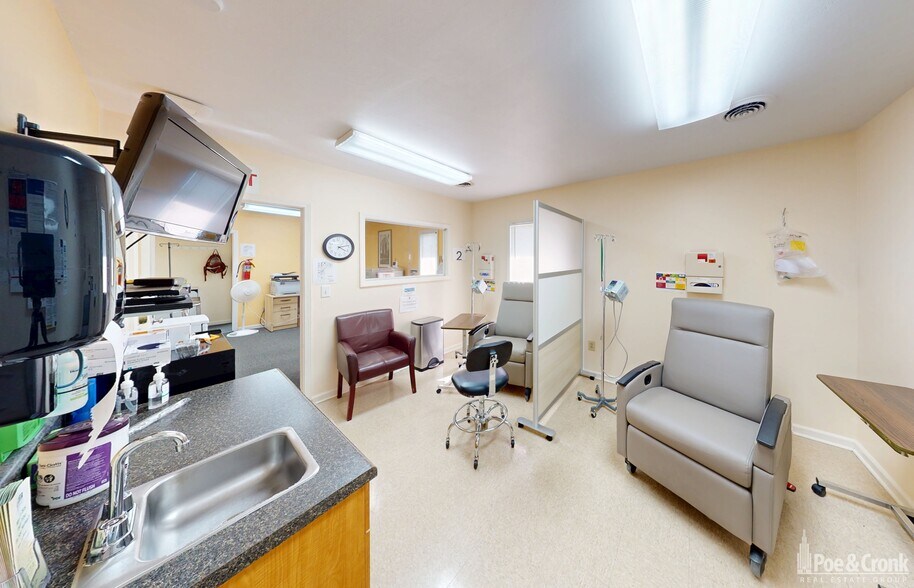 More Photos Of 7400 Sunnybrook Dr, Roanoke Medical For Sale