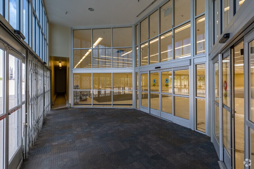 More Photos Of 2351 Earl Rudder Fwy S, College Station Freestanding For Sale
