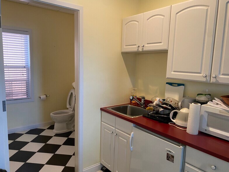 More Photos Of 7 Main St, North Kingstown Storefront Retail Office For Lease