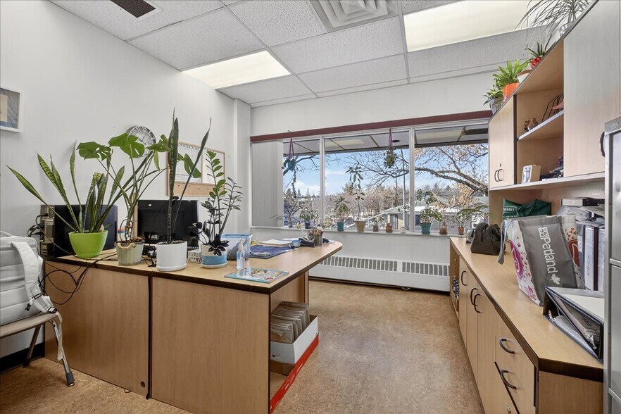 More Photos Of 11831 123 St NW, Edmonton Office For Sale