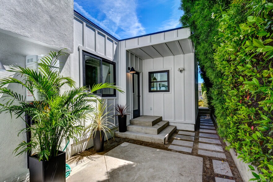 More Photos Of 223 Howland Canal, Venice Multifamily For Sale