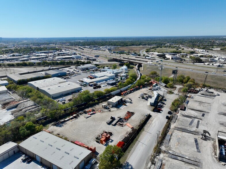 More Photos Of 2420 NE 35th St, Fort Worth Service For Lease