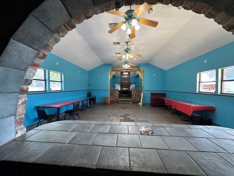 More Photos Of 520 W Broadway, Seminole Flex For Sale