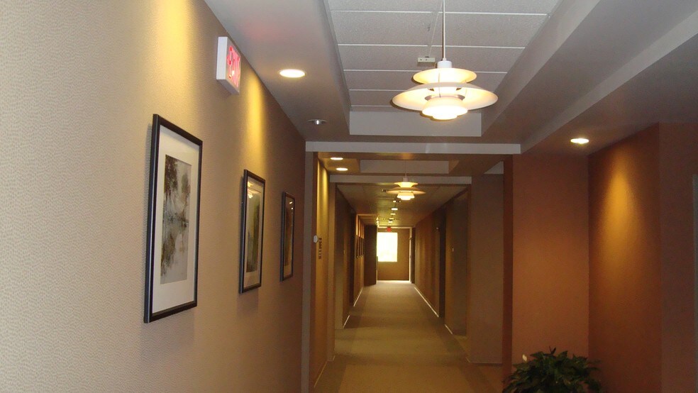 More Photos Of 10 Airline Dr, Albany Office For Lease