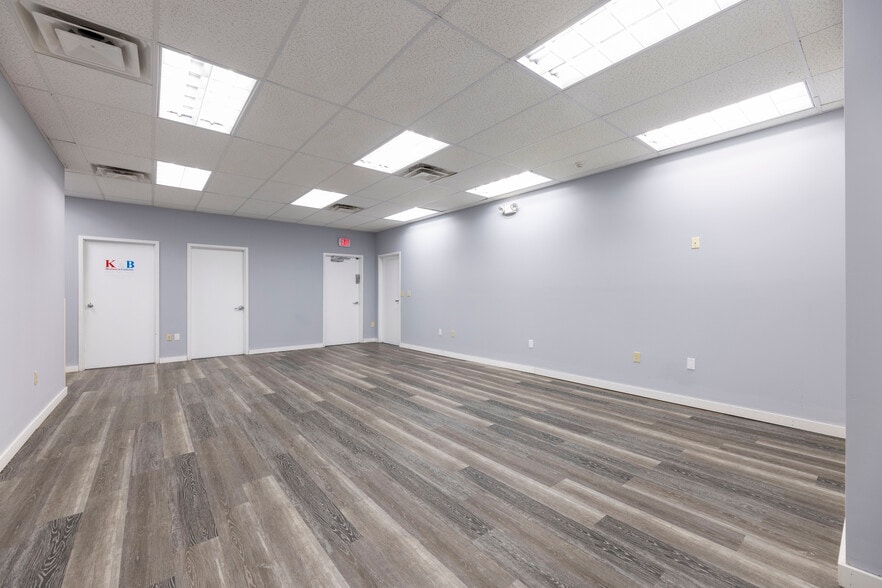 More Photos Of 1320 Eddie Dowling Hwy, Lincoln Showroom For Lease