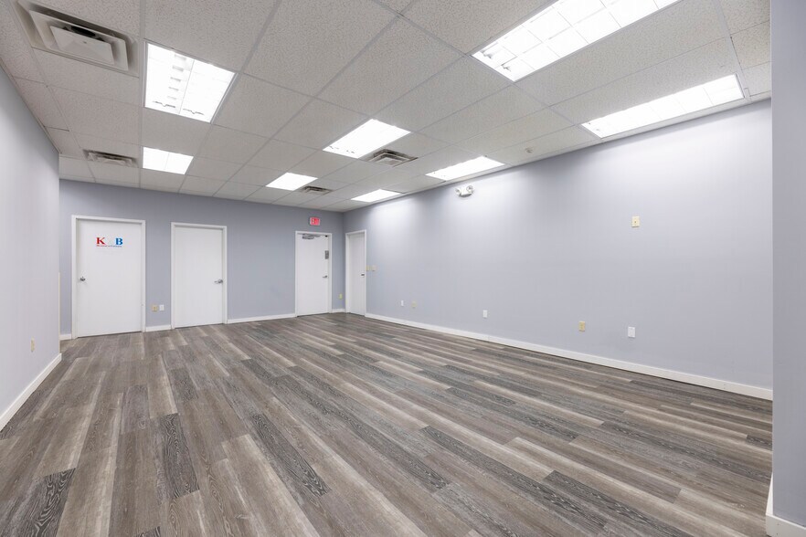 More Photos Of 1320 Eddie Dowling Hwy, Lincoln Showroom For Sale