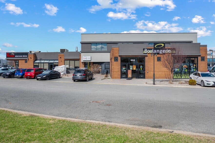 Primary Photo Of 95 Boul De Mortagne, Boucherville Restaurant For Lease