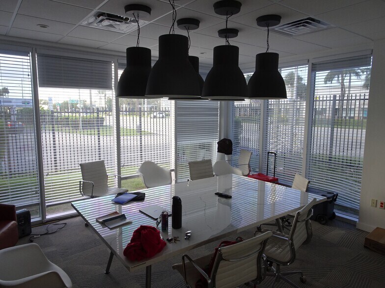 More Photos Of 5100 N Dixie Hwy, Oakland Park Office For Sale