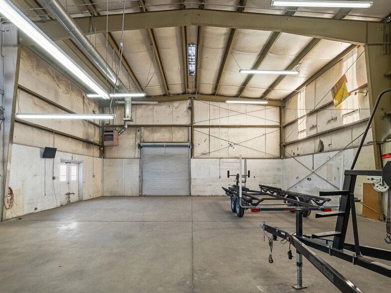 More Photos Of 13815 Park Ave, Victorville Warehouse For Lease