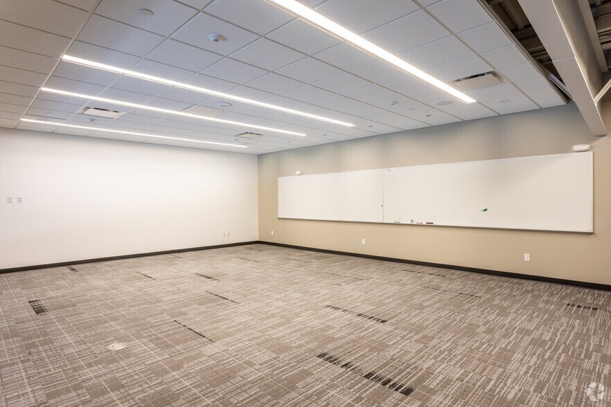 More Photos Of 1615 SE Cortina Dr, Ankeny Flex For Lease