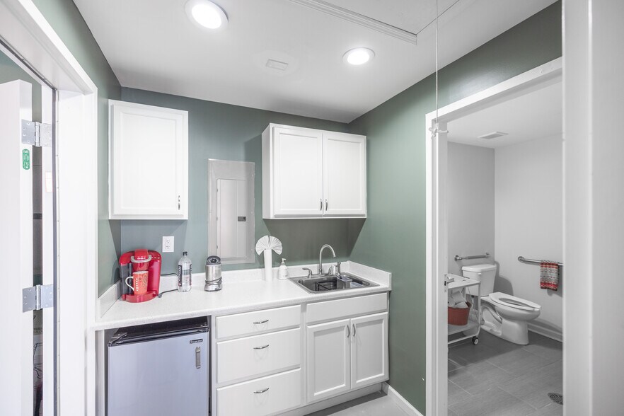 More Photos Of 220 Whitaker St, Savannah Storefront For Sale