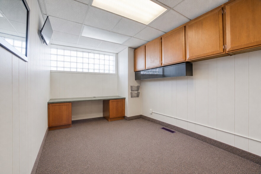 More Photos Of 20825 Plymouth Rd, Detroit Medical For Sale