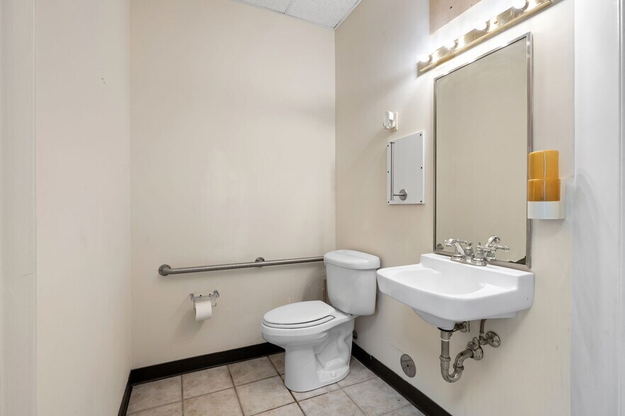More Photos Of 1919 Boulevard St, Greensboro Office For Sale