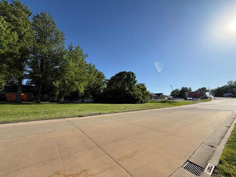 More Photos Of 304 3rd St, Waterloo Land For Sale