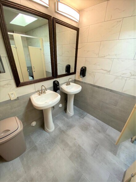 More Photos Of 14819 N Cave Creek Rd, Phoenix Office For Lease