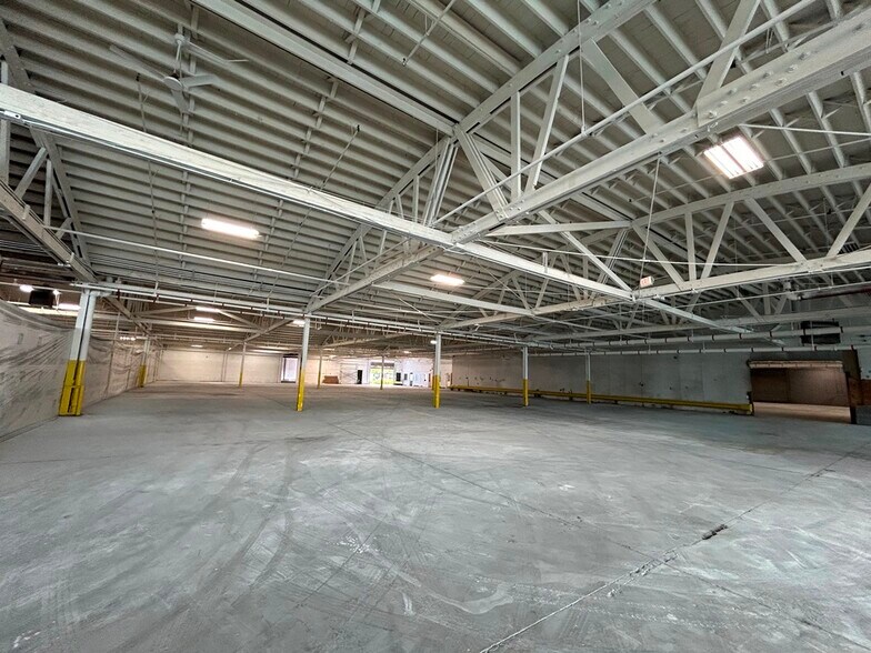 More Photos Of 2950 N Western Ave, Chicago Manufacturing For Lease