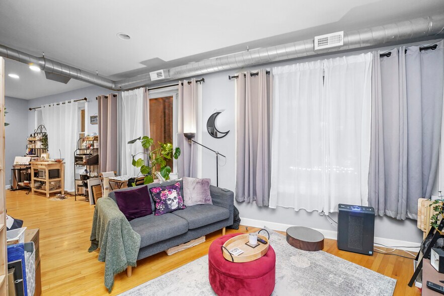 More Photos Of 4363 N Lincoln Ave, Chicago Storefront Retail Residential For Sale