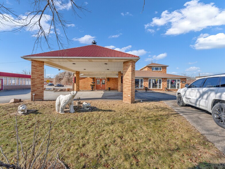 More Photos Of 2889 Howard Av, Windsor Hotel For Sale