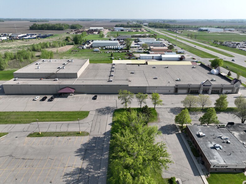 More Photos Of 3901 Abbott Dr, Willmar Freestanding For Sale