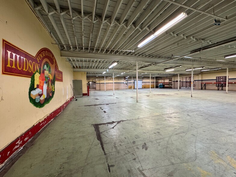 More Photos Of 195 Hudson St, Cornwall-on-Hudson Distribution For Lease