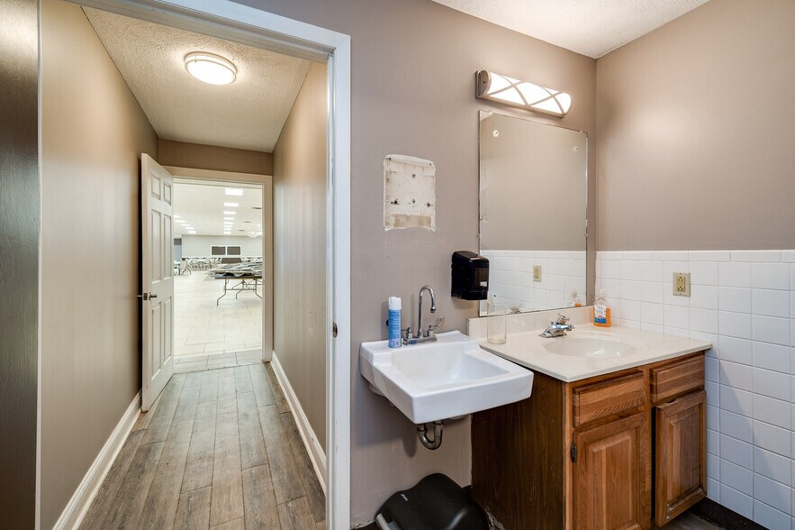 More Photos Of 6962 Coles Rd, Middletown General Retail For Sale