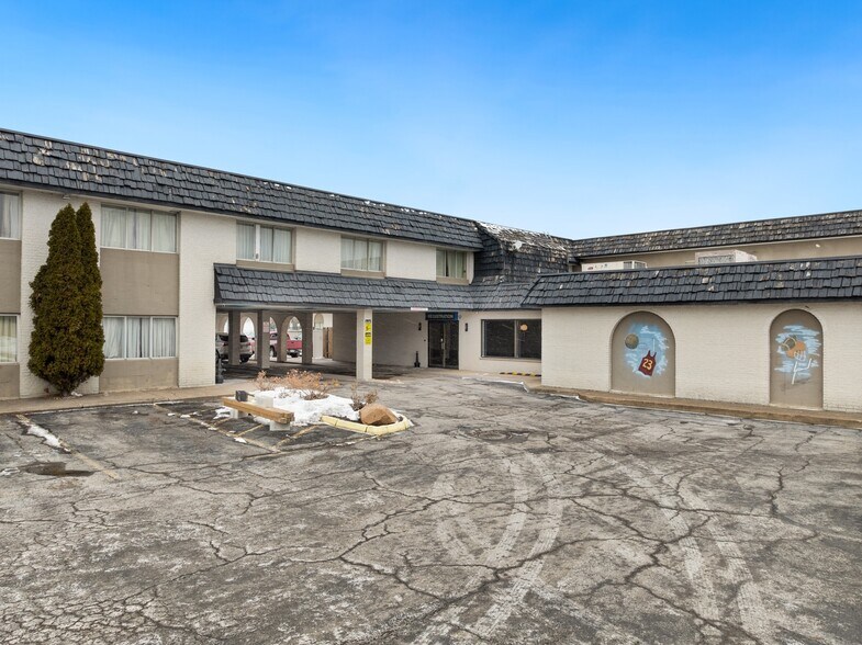 Primary Photo Of 1530 Cleveland Rd, Sandusky Hotel For Sale