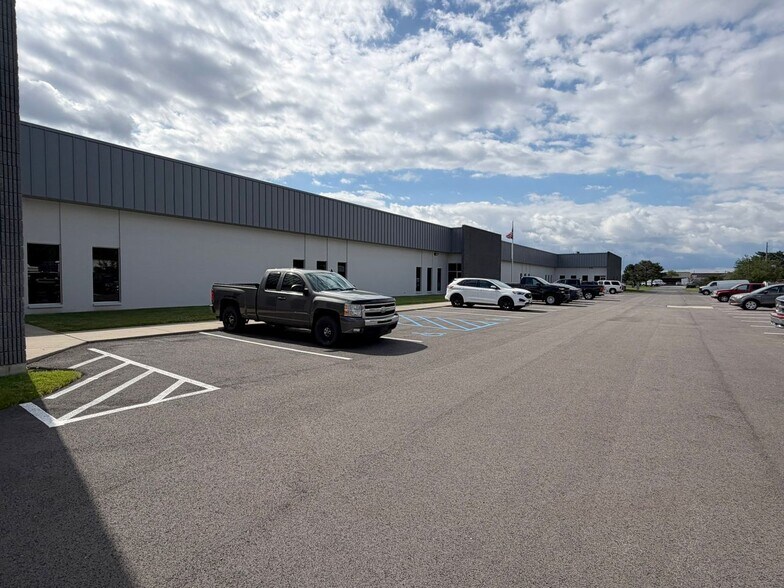 More Photos Of 6898 Commodore Dr, Walbridge Flex For Lease