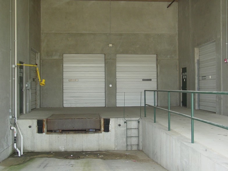 More Photos Of 450-588 W 5th Ave, Naperville Warehouse For Lease